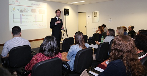 O assessor da Presidência, Pedro Henrique Azevedo, explicou como funciona o Tribunal de Contas para os educadores (Foto: Thiago Rios)